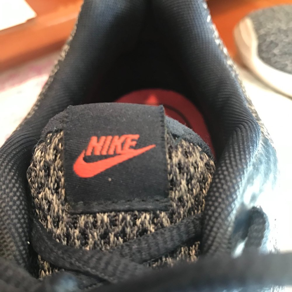 Nike 747495-402 Dark Blue Flyknit Sneakers Size 7.5 - Picture 11 of 11